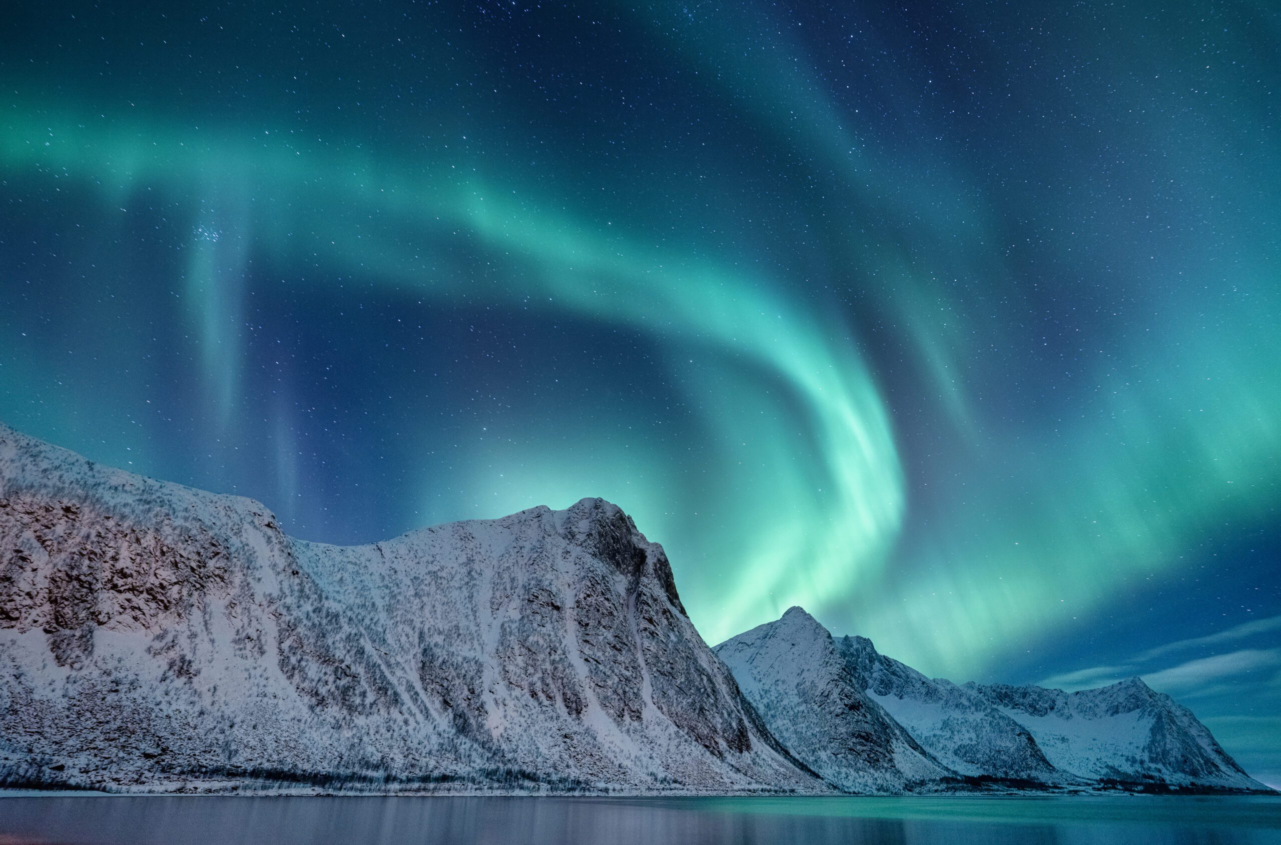 aurora-borealis-in-norway-green-northern-lights-a-2022-01-26-23-48-29-utc