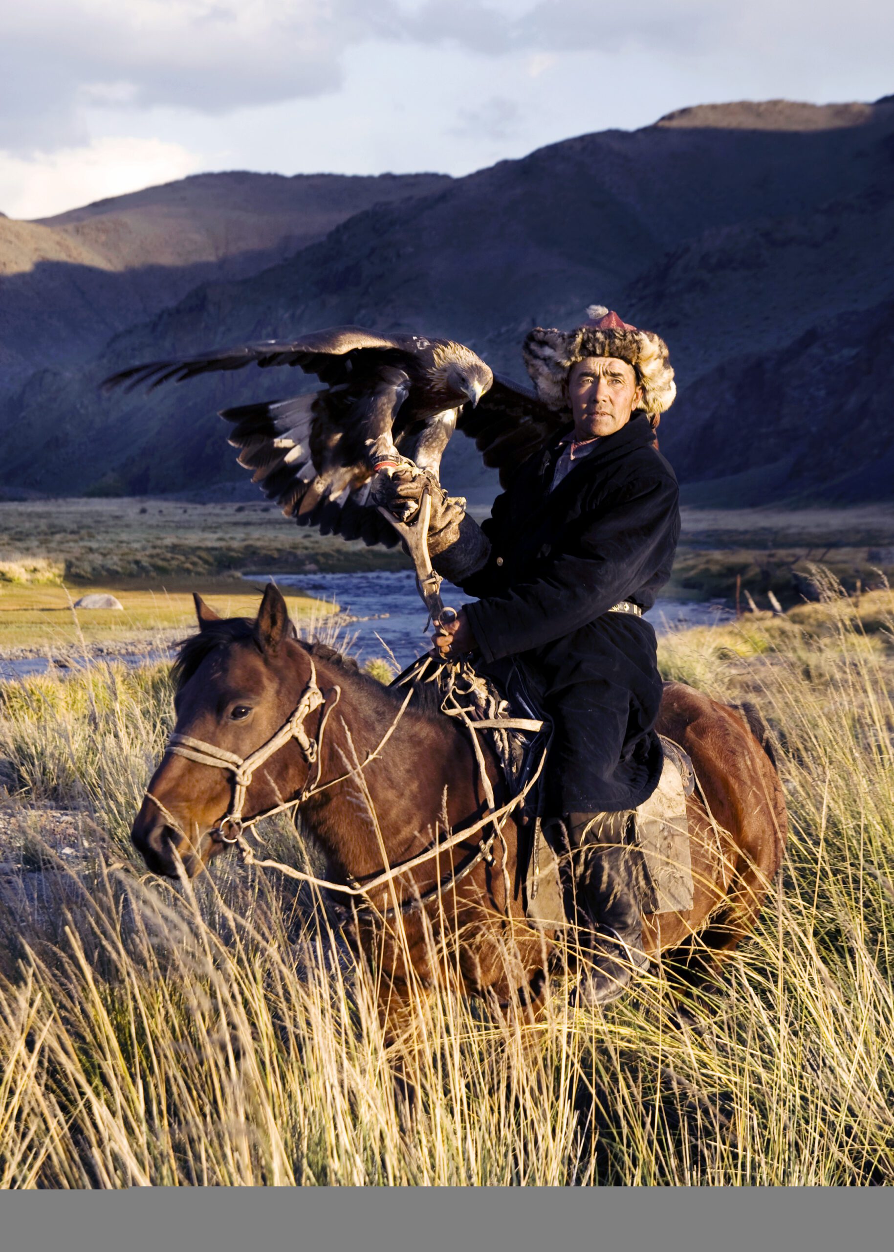 kazakh-men-traditionally-hunt-foxes-wolves-using-trained-golden-eagles-olgei-western-mongolia