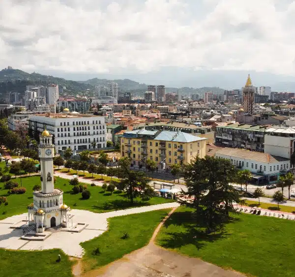 رحلات جورجيا من السعودية 2025 – مشاهد من برنامج سياحي في تبليسي وباتومي وبارجومي، يشمل الطبيعة الجبلية، شلالات تبليسي، جولات نهرية، وحدائق وطنية – عروض الصيف مع العنان للسفر