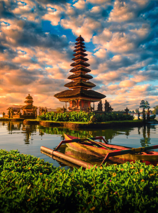 اكتشف إندونيسيا في رحلة 7 ليالي 8 أيام تشمل بونشاك، بالي، وجاكرتا مع جولات سياحية، إفطار يومي، طيران داخلي، وسائق خاص. عرض مثالي للسعوديين الباحثين عن الطبيعة والشواطئ والتسوق.