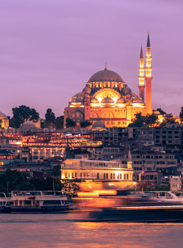 اكتشف إسطنبول في رحلة لا تُنسى لمدة 5 أيام و4 ليالٍ مع إقامة فاخرة في فندق Four Sides Sisli، جولات خاصة بسيارة وسائق، وزيارة بورصة الساحرة — العرض المثالي للعائلات والأزواج من السعودية.