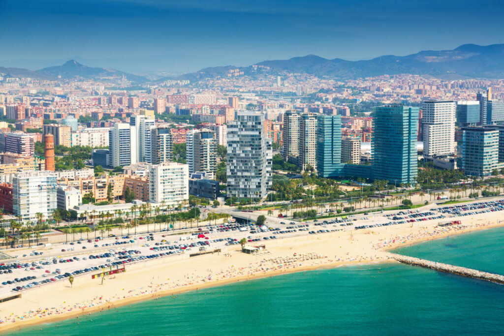 "منظر بانورامي لمدينة برشلونة – نقطة انطلاق كروز MSC Magnifica 2025 إلى فرنسا، إيطاليا، ومالطا"