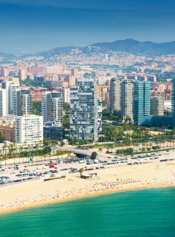 "منظر بانورامي لمدينة برشلونة – نقطة انطلاق كروز MSC Magnifica 2025 إلى فرنسا، إيطاليا، ومالطا"